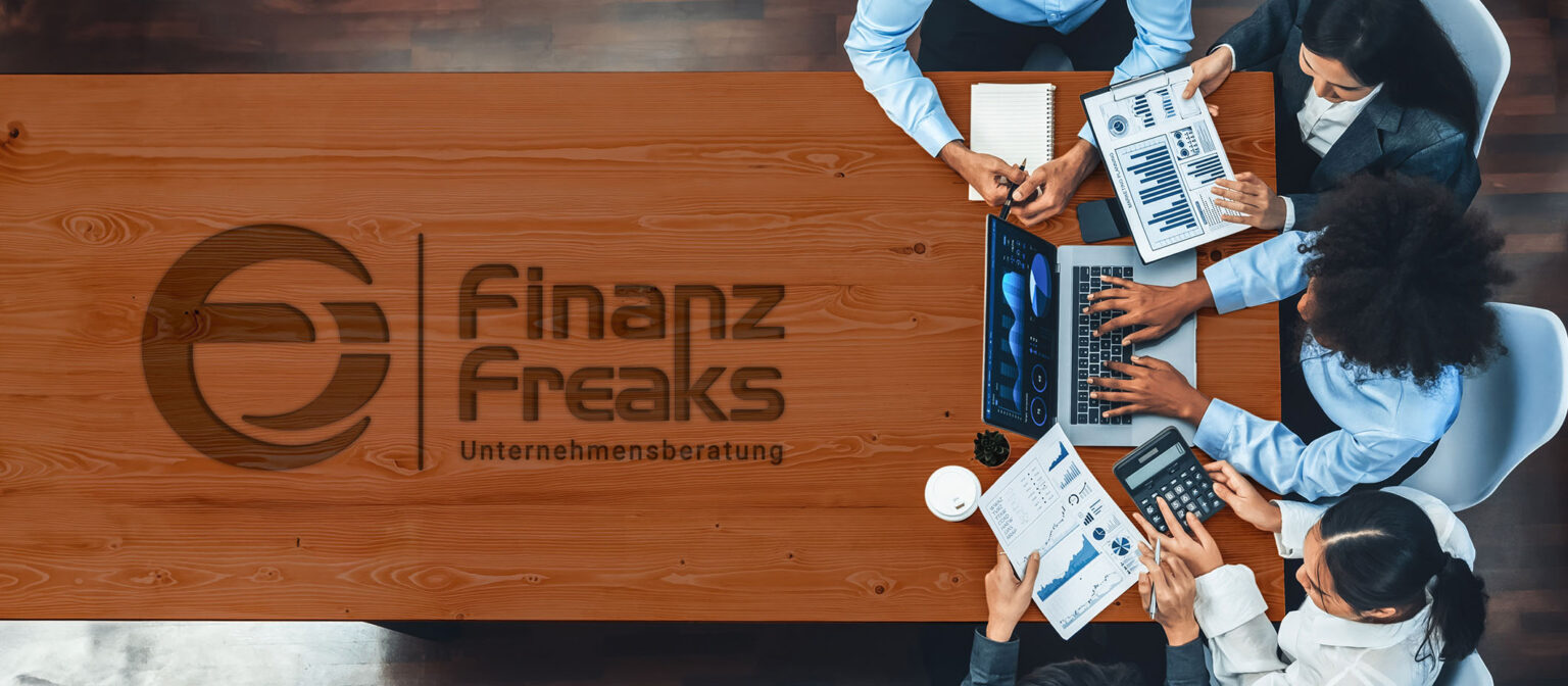 FinanzFreaks-Team analysiert gemeinsam Kennzahlen und Unterlagen zur Umsatzsteuer in der Gastronomie