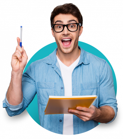 Junger Mann mit Brille der eine Idee hat, zeigt mit erhobenen Zeigefinger und Stift nach oben.